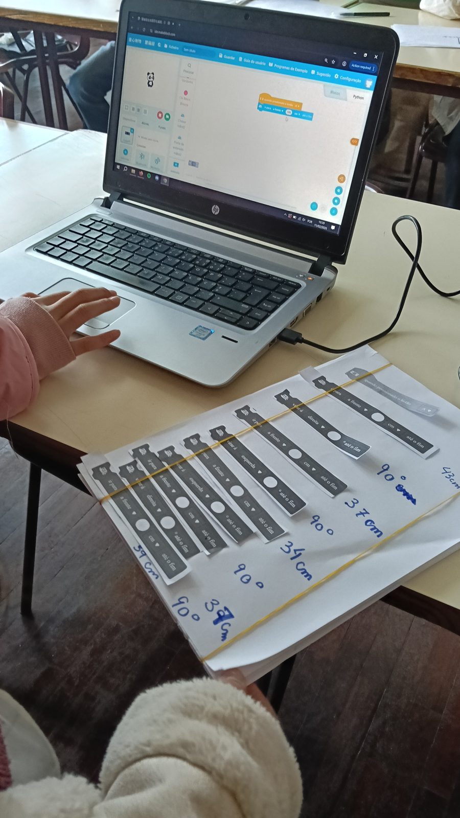 Programação por blocos num portátil, com cartões de instruções